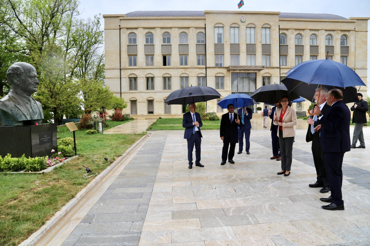 L'ambassadeur américain se déplace dans la ville de Choucha