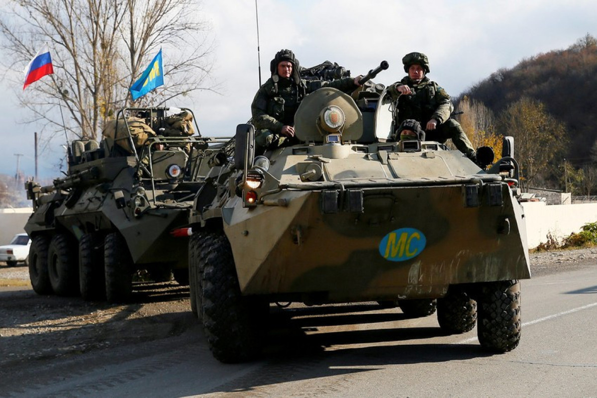 Le prochain convoi de soldats de la maintien de la paix russes quitte l`aéroport de Khodjaly, les véhicules sont chargés dans des trains à Goran - <span class="red_color">Vidéo