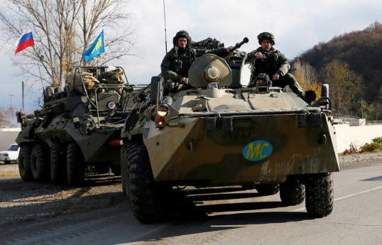 Le prochain convoi de soldats de la maintien de la paix russes quitte l'aéroport de Khodjaly, les véhicules sont chargés dans des trains à Goran - Vidéo 