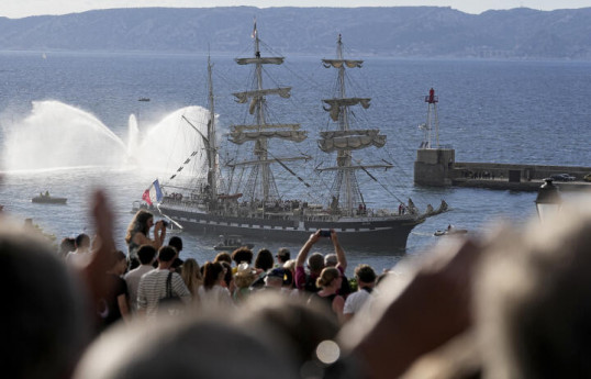 Paris 2024 : la flamme olympique est arrivée à Marseille