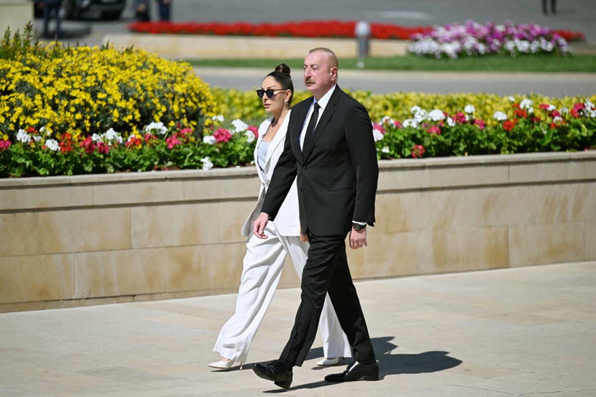 Le président Ilham Aliyev et son épouse Mehriban Aliyeva visitent la tombe d'Hazi Aslanov