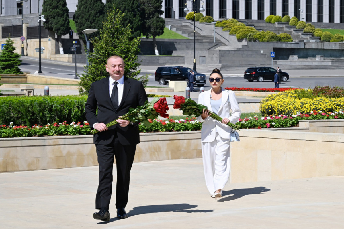 Le président Ilham Aliyev et son épouse Mehriban Aliyeva visitent la tombe d'Hazi Aslanov