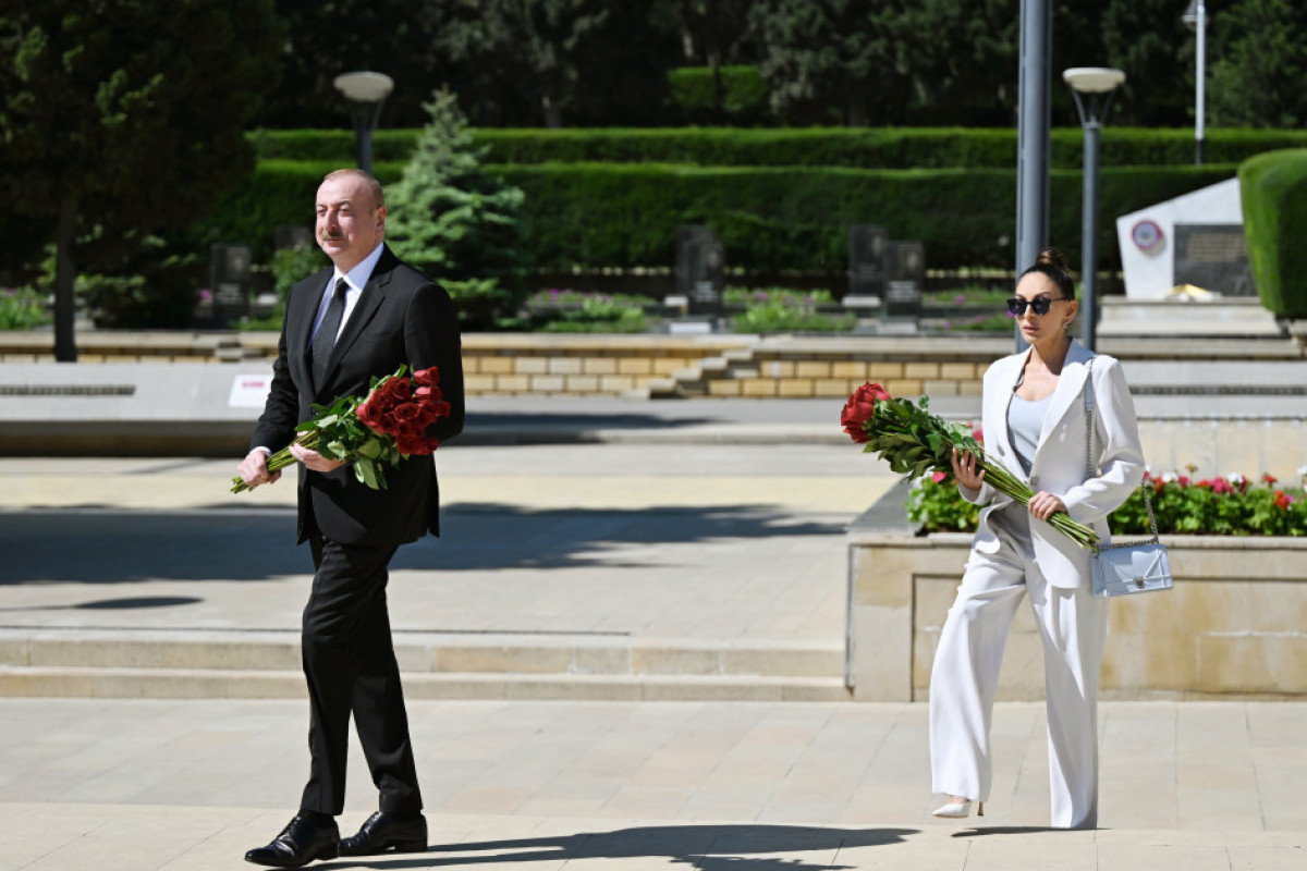 Le président Ilham Aliyev et son épouse Mehriban Aliyeva visitent la tombe d'Hazi Aslanov