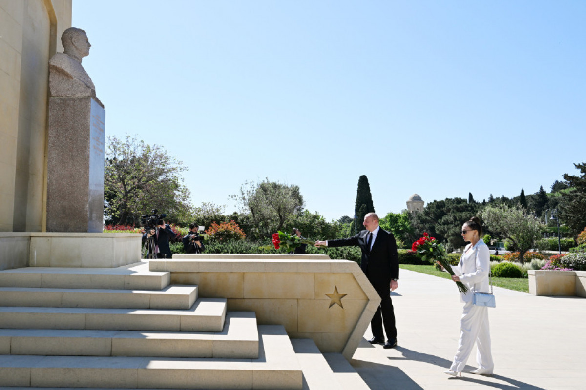 Le président Ilham Aliyev et son épouse Mehriban Aliyeva visitent la tombe d'Hazi Aslanov