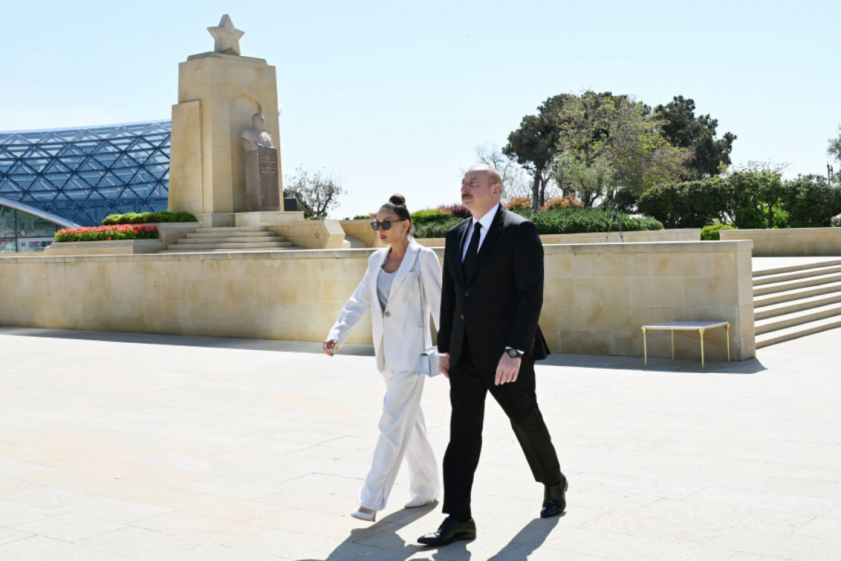 Le président Ilham Aliyev et son épouse Mehriban Aliyeva visitent la tombe d'Hazi Aslanov