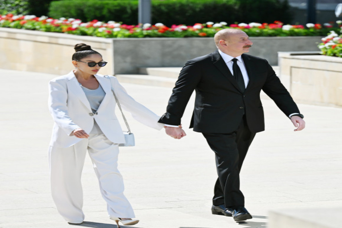 Le président Ilham Aliyev et son épouse Mehriban Aliyeva visitent la tombe d'Hazi Aslanov