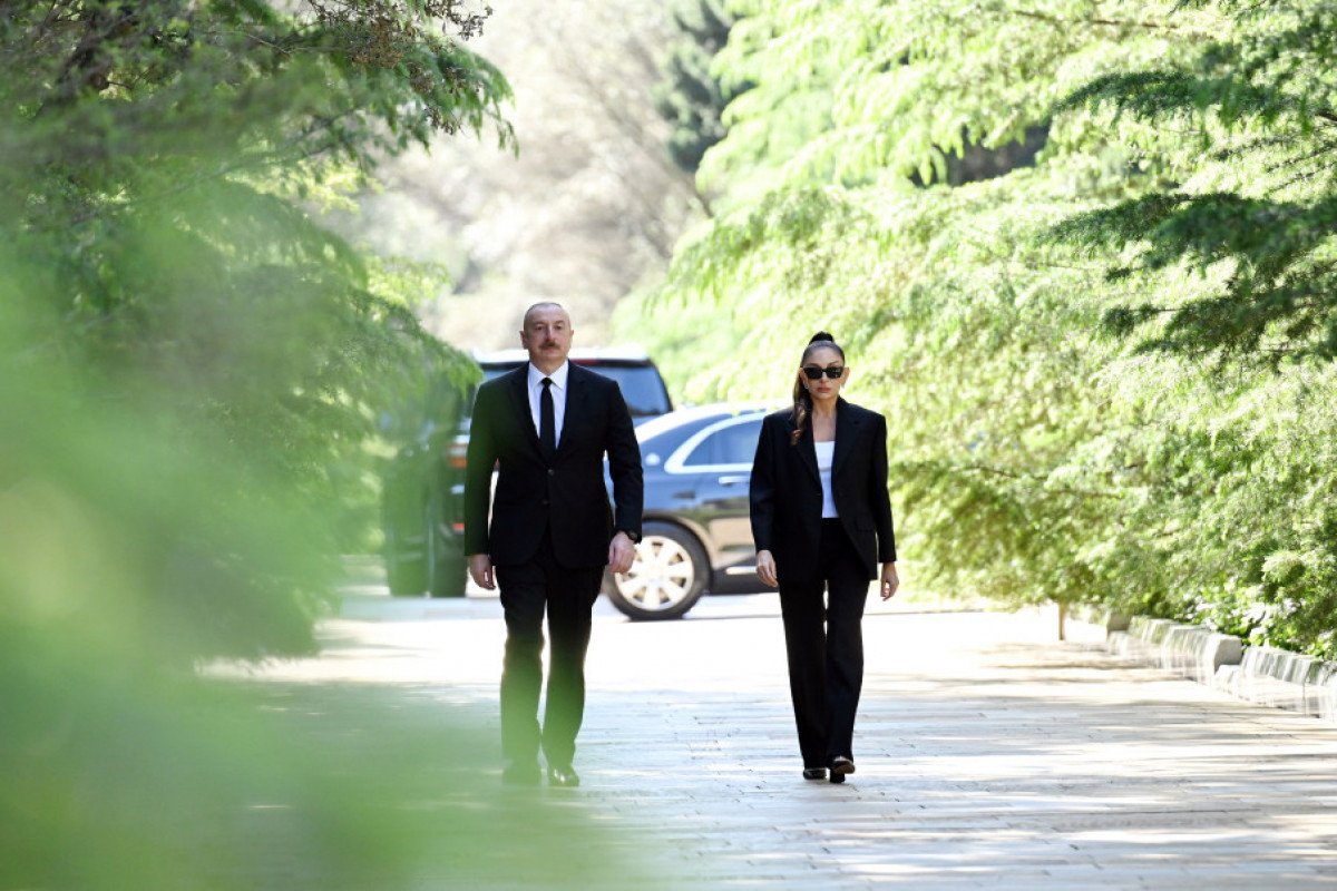 Le président Ilham Aliyev et son épouse Mehriban Aliyeva se recueillent devant la tombe du Leader national Heydar Aliyev