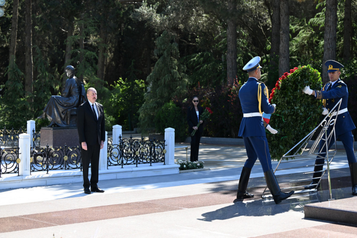 Le président Ilham Aliyev et son épouse Mehriban Aliyeva se recueillent devant la tombe du Leader national Heydar Aliyev