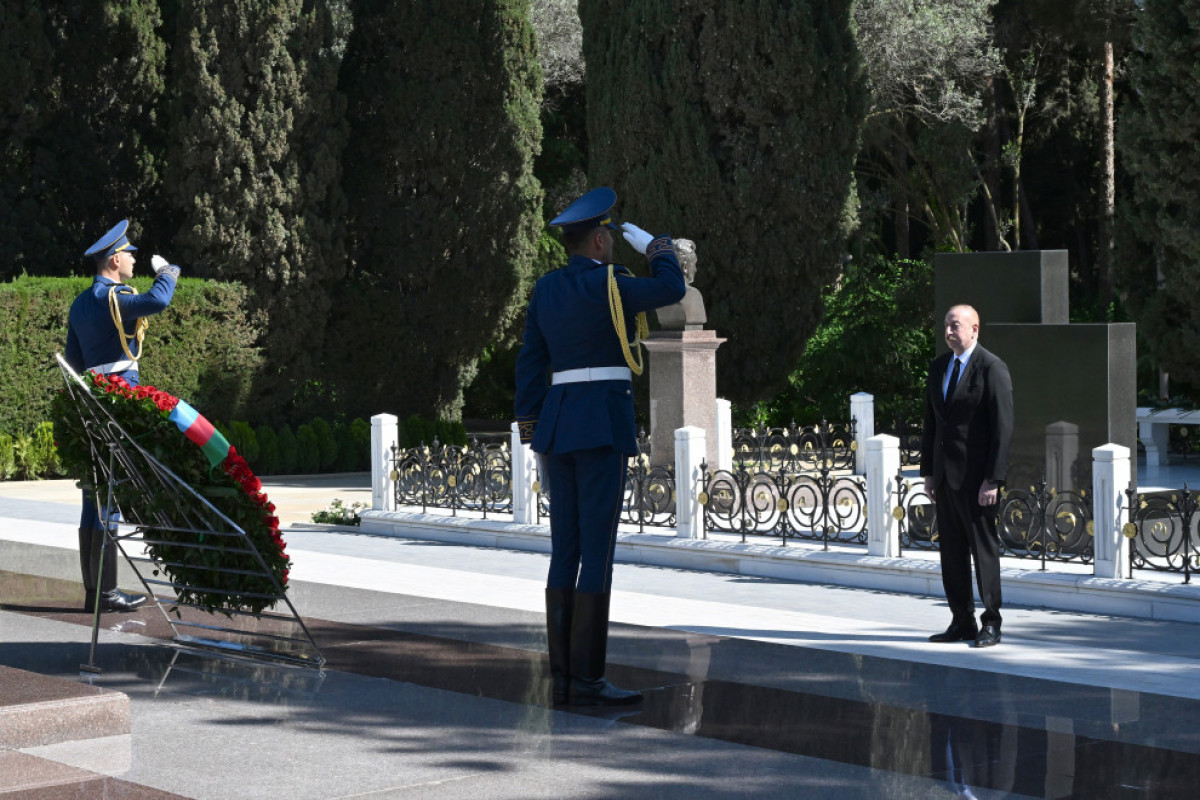 Le président Ilham Aliyev et son épouse Mehriban Aliyeva se recueillent devant la tombe du Leader national Heydar Aliyev