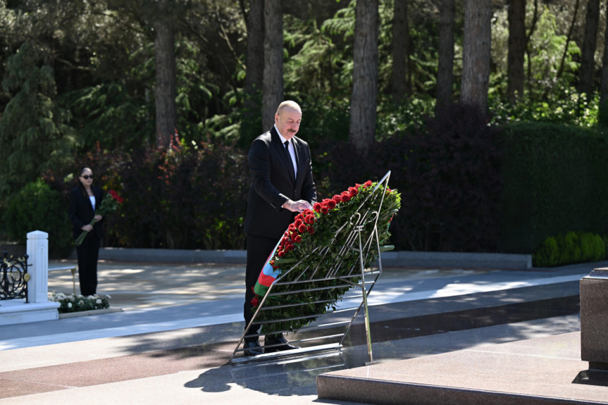 Le président Ilham Aliyev et son épouse Mehriban Aliyeva se recueillent devant la tombe du Leader national Heydar Aliyev