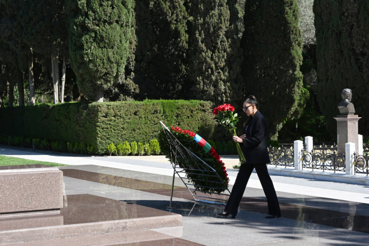 Le président Ilham Aliyev et son épouse Mehriban Aliyeva se recueillent devant la tombe du Leader national Heydar Aliyev