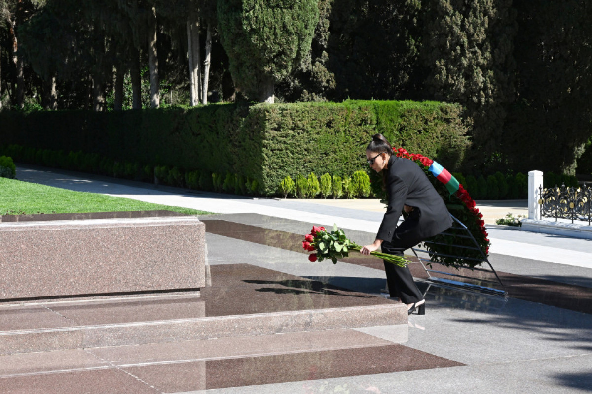 Le président Ilham Aliyev et son épouse Mehriban Aliyeva se recueillent devant la tombe du Leader national Heydar Aliyev