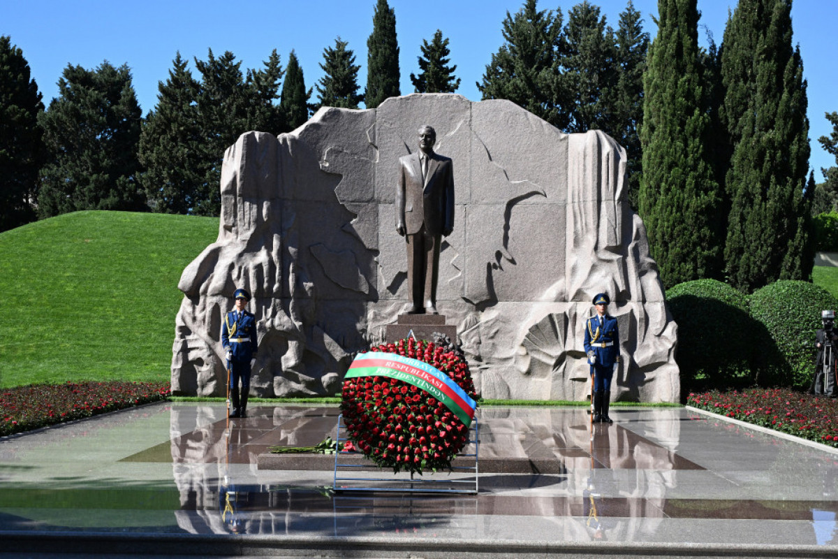 Le président Ilham Aliyev et son épouse Mehriban Aliyeva se recueillent devant la tombe du Leader national Heydar Aliyev