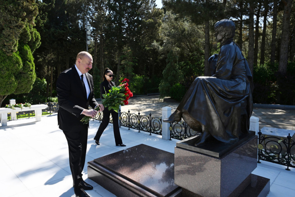 Le président Ilham Aliyev et son épouse Mehriban Aliyeva se recueillent devant la tombe du Leader national Heydar Aliyev