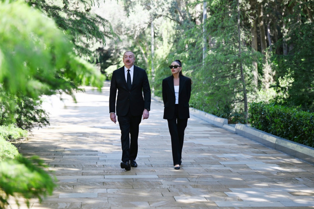 Le président Ilham Aliyev et son épouse Mehriban Aliyeva se recueillent devant la tombe du Leader national Heydar Aliyev