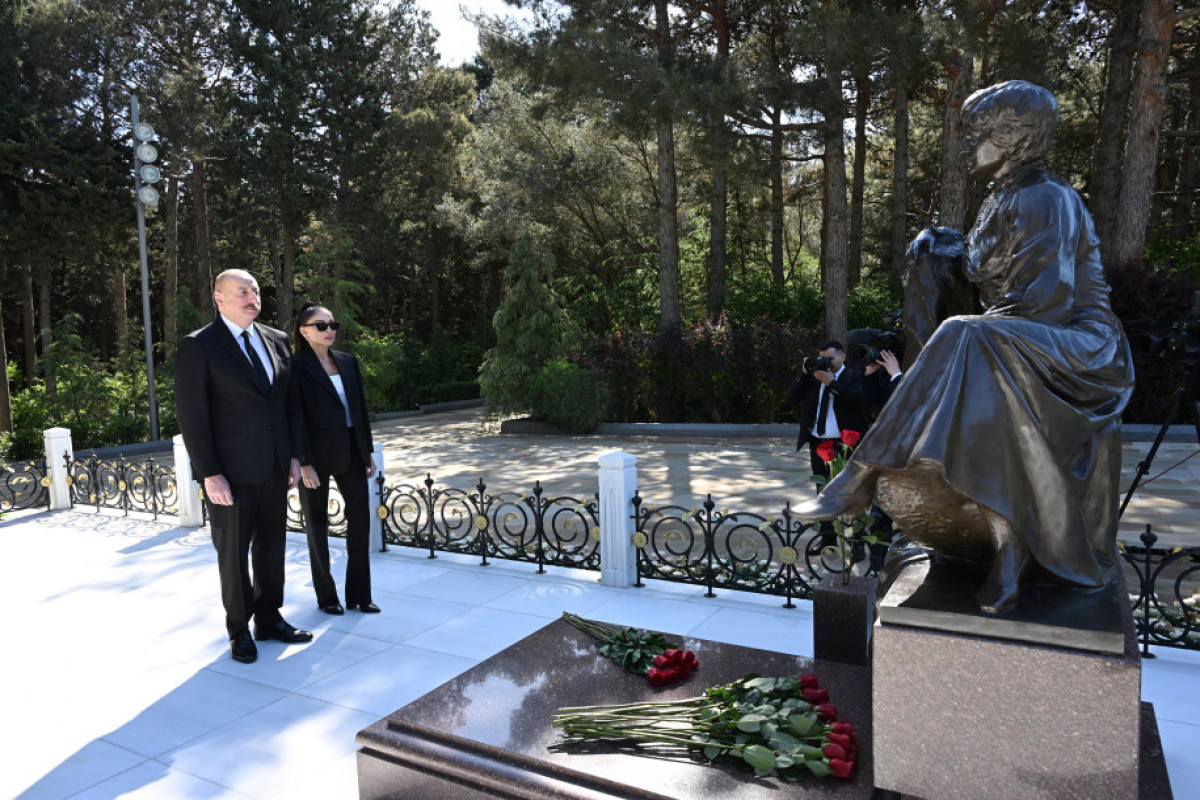Le président Ilham Aliyev et son épouse Mehriban Aliyeva se recueillent devant la tombe du Leader national Heydar Aliyev