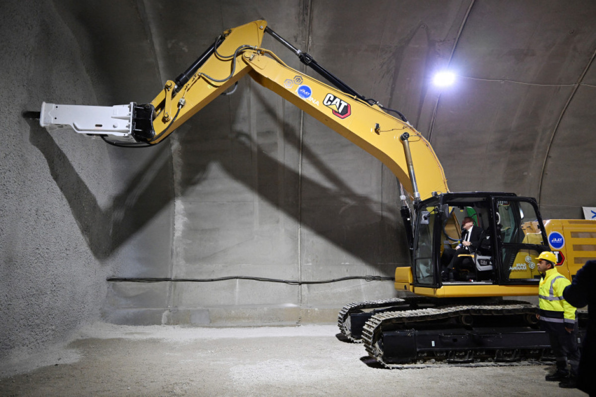 Ilham Aliyev inspecte l’avancement des travaux sur la route Fuzouli-Ahmadbeyli-Choucha et participe à l’ouverture du premier tunnel