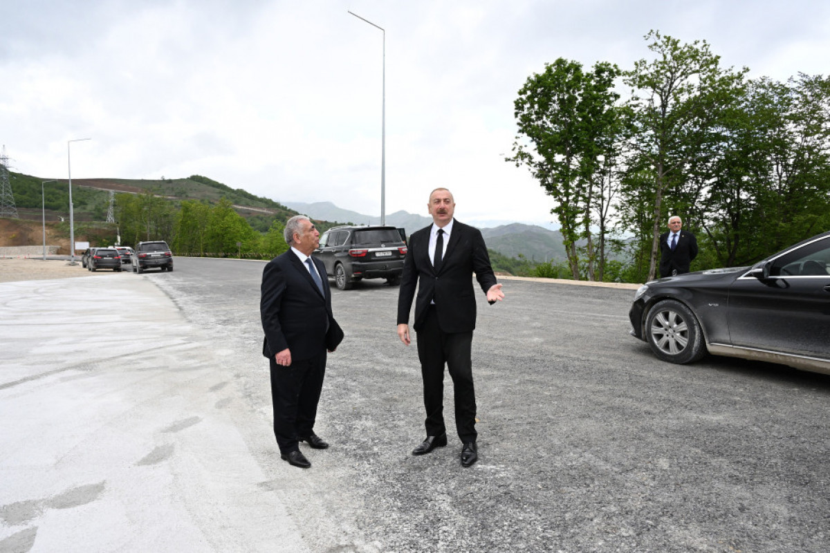 Ilham Aliyev inspecte l’avancement des travaux sur la route Fuzouli-Ahmadbeyli-Choucha et participe à l’ouverture du premier tunnel