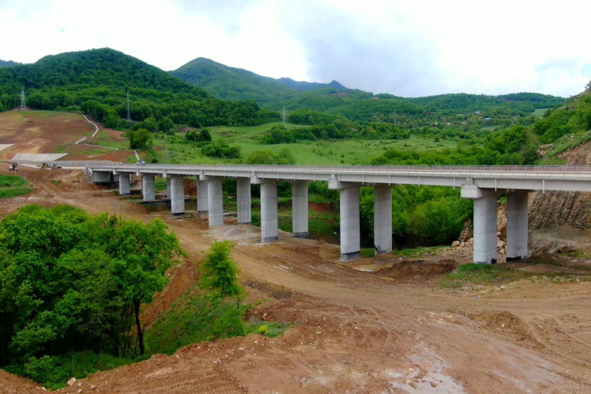 Ilham Aliyev inspecte l’avancement des travaux sur la route Fuzouli-Ahmadbeyli-Choucha et participe à l’ouverture du premier tunnel