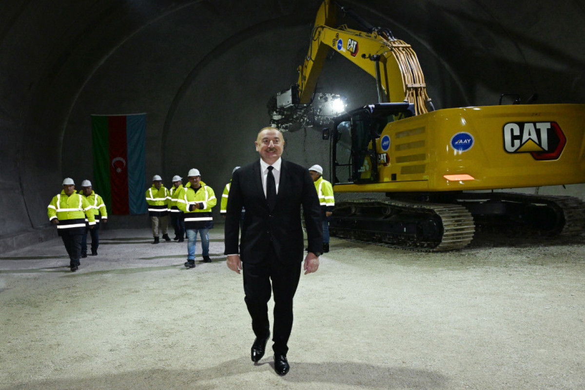 Ilham Aliyev inspecte l’avancement des travaux sur la route Fuzouli-Ahmadbeyli-Choucha et participe à l’ouverture du premier tunnel