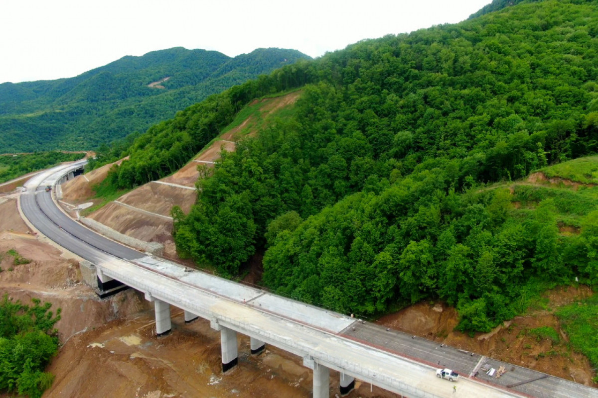 Ilham Aliyev inspecte l’avancement des travaux sur la route Fuzouli-Ahmadbeyli-Choucha et participe à l’ouverture du premier tunnel