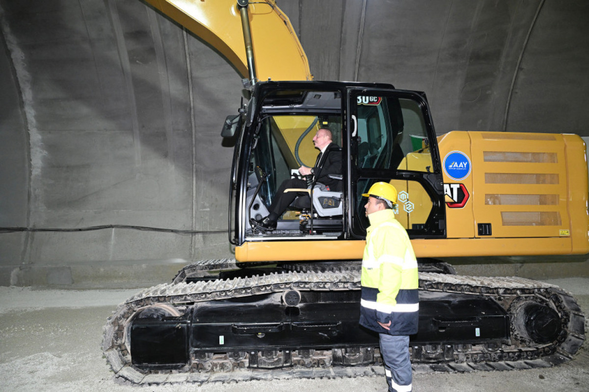 Ilham Aliyev inspecte l’avancement des travaux sur la route Fuzouli-Ahmadbeyli-Choucha et participe à l’ouverture du premier tunnel