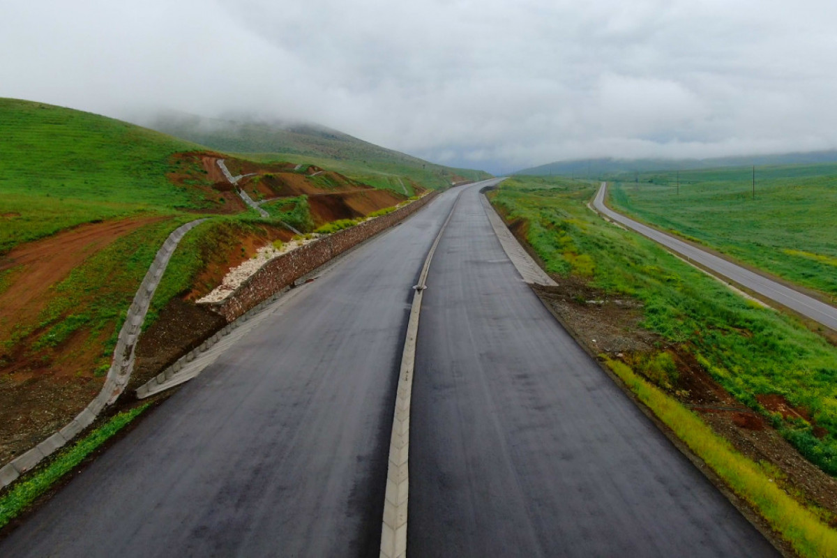 Ilham Aliyev inspecte l’avancement des travaux sur la route Fuzouli-Ahmadbeyli-Choucha et participe à l’ouverture du premier tunnel