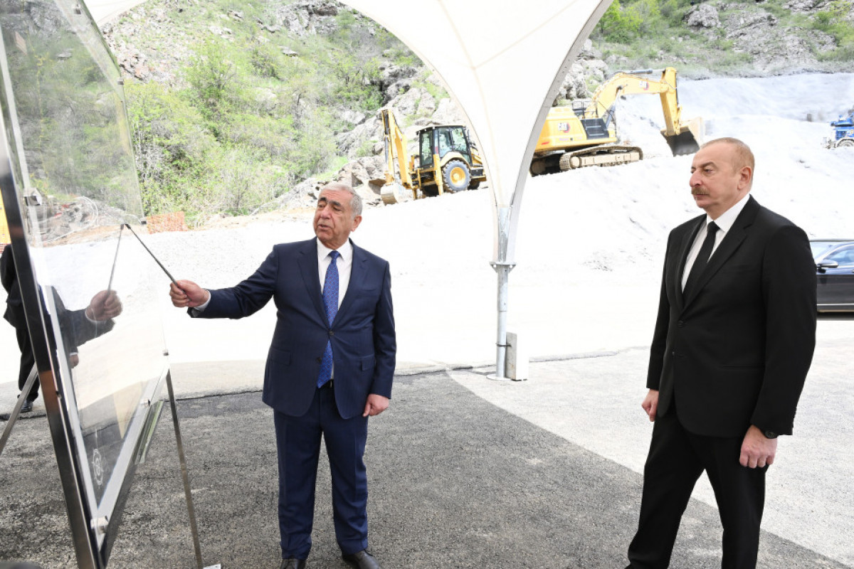 Le président Aliyev visite le chantier de la route Khankendi-Choucha-Latchine