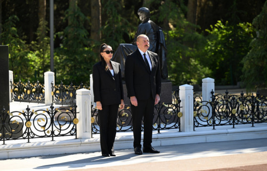 Le président Ilham Aliyev et son épouse Mehriban Aliyeva se recueillent devant la tombe du Leader national Heydar Aliyev