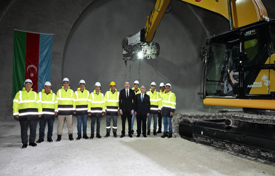 Ilham Aliyev inspecte l’avancement des travaux sur la route Fuzouli-Ahmadbeyli-Choucha et participe à l’ouverture du premier tunnel