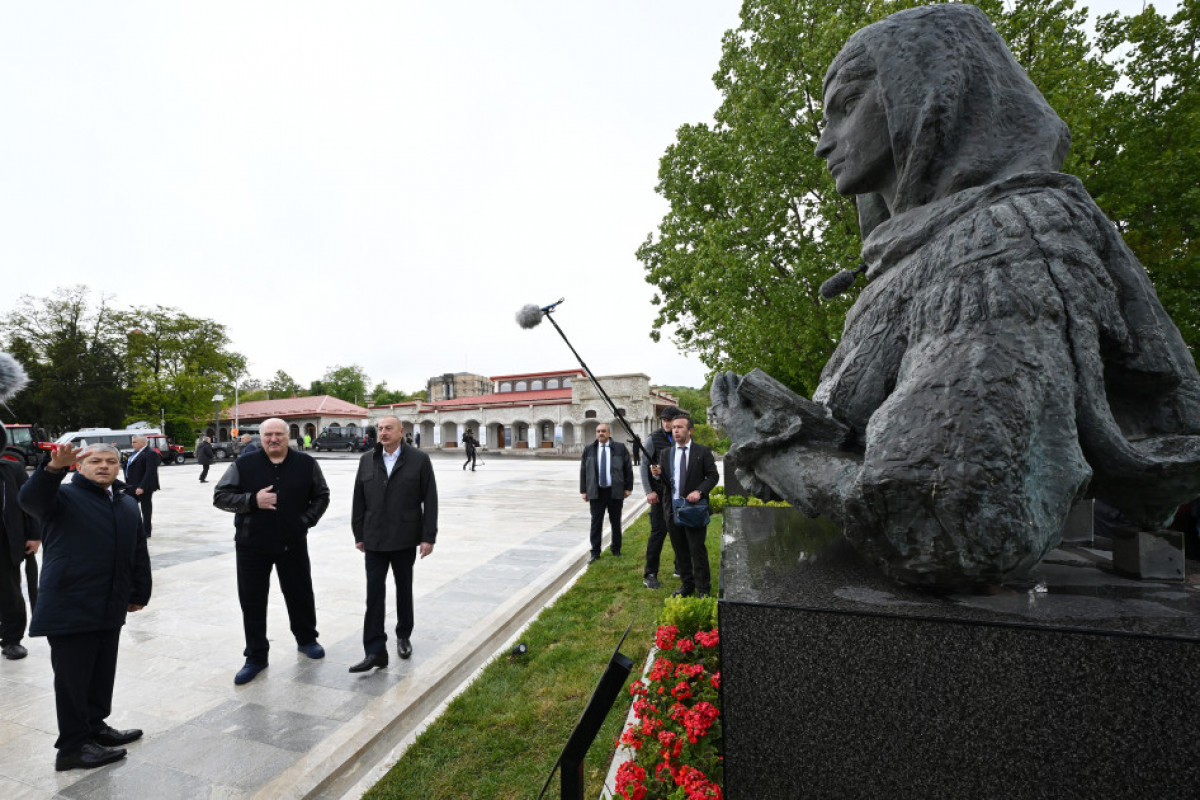 Choucha : les présidents azerbaïdjanais et biélorusse passent en revue les statues de Natavan, Bulbul et Uzeyir Hadjibeyli, bombardées pendant l’occupation