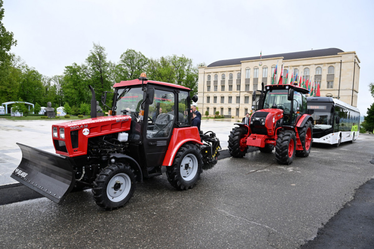Ilham Aliyev et Alexandre Loukachenko passent en revue un bus produit conjointement par l’Azerbaïdjan et la Biélorussie et des tracteurs offerts par le président biélorusse