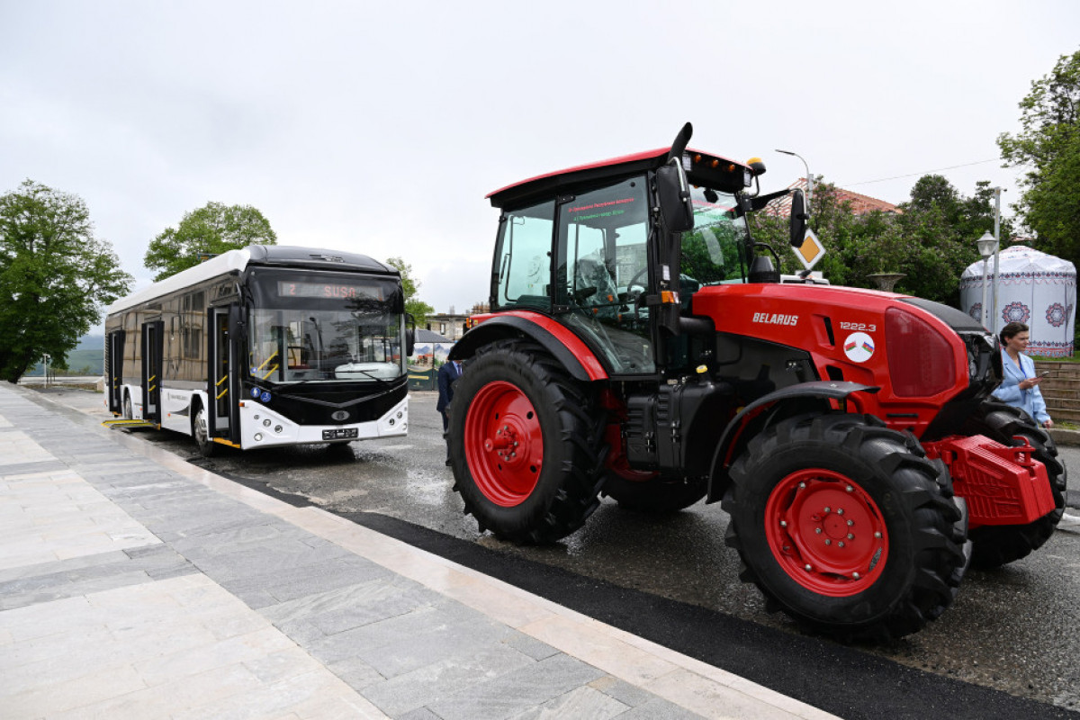 Ilham Aliyev et Alexandre Loukachenko passent en revue un bus produit conjointement par l’Azerbaïdjan et la Biélorussie et des tracteurs offerts par le président biélorusse