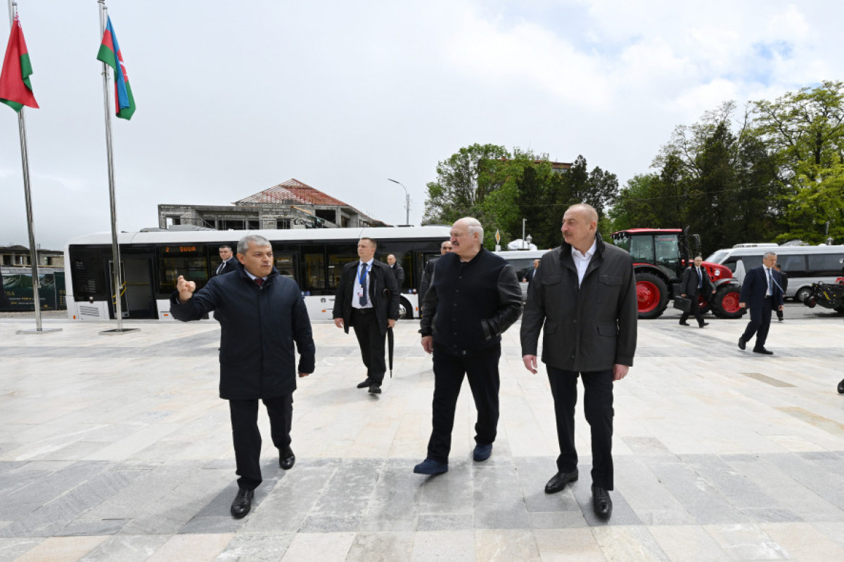 Ilham Aliyev et Alexandre Loukachenko passent en revue un bus produit conjointement par l’Azerbaïdjan et la Biélorussie et des tracteurs offerts par le président biélorusse
