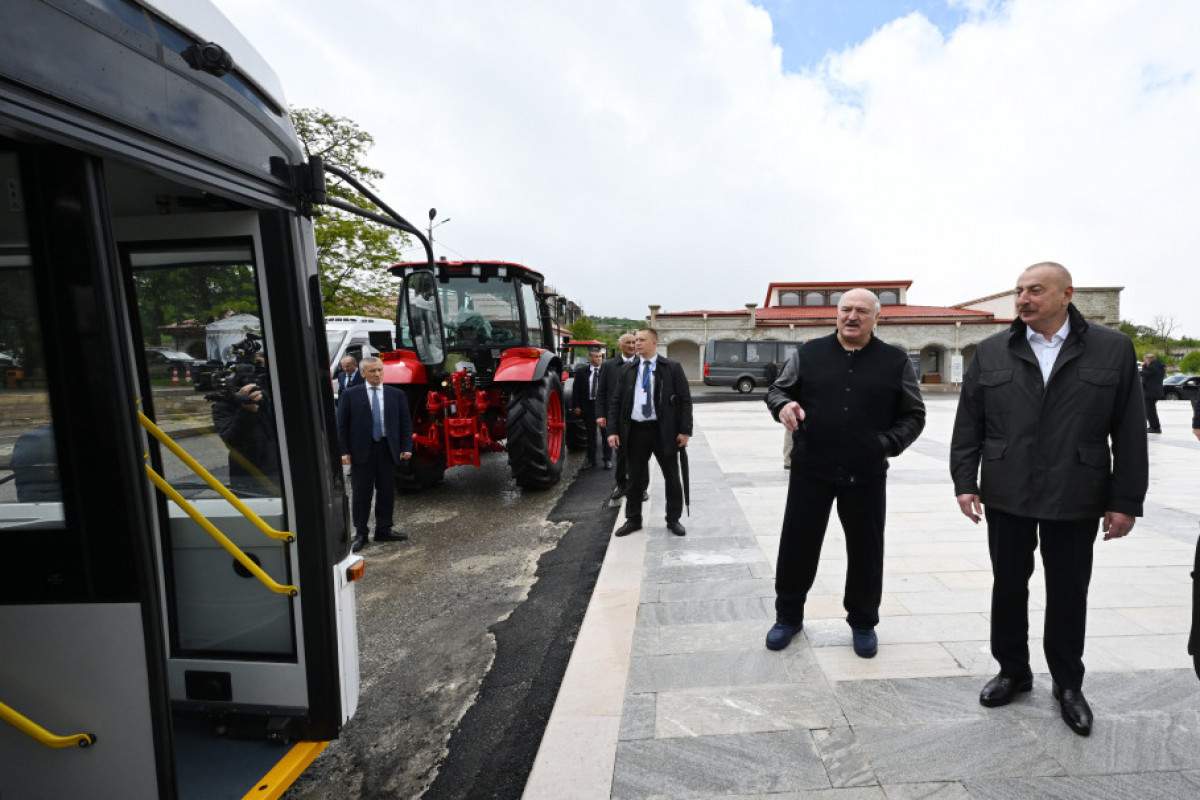 Ilham Aliyev et Alexandre Loukachenko passent en revue un bus produit conjointement par l’Azerbaïdjan et la Biélorussie et des tracteurs offerts par le président biélorusse