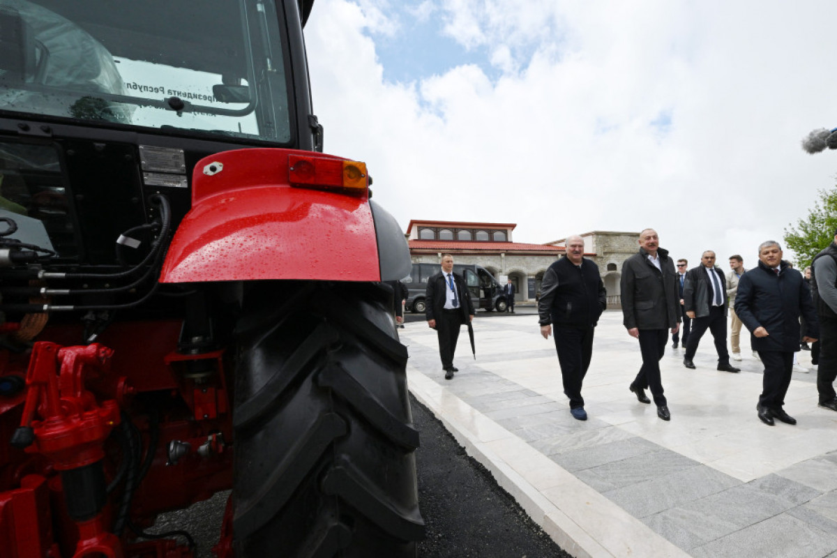 Ilham Aliyev et Alexandre Loukachenko passent en revue un bus produit conjointement par l’Azerbaïdjan et la Biélorussie et des tracteurs offerts par le président biélorusse