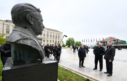 Choucha : les présidents azerbaïdjanais et biélorusse passent en revue les statues de Natavan, Bulbul et Uzeyir Hadjibeyli, bombardées pendant l’occupation