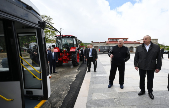 Ilham Aliyev et Alexandre Loukachenko passent en revue un bus produit conjointement par l’Azerbaïdjan et la Biélorussie et des tracteurs offerts par le président biélorusse