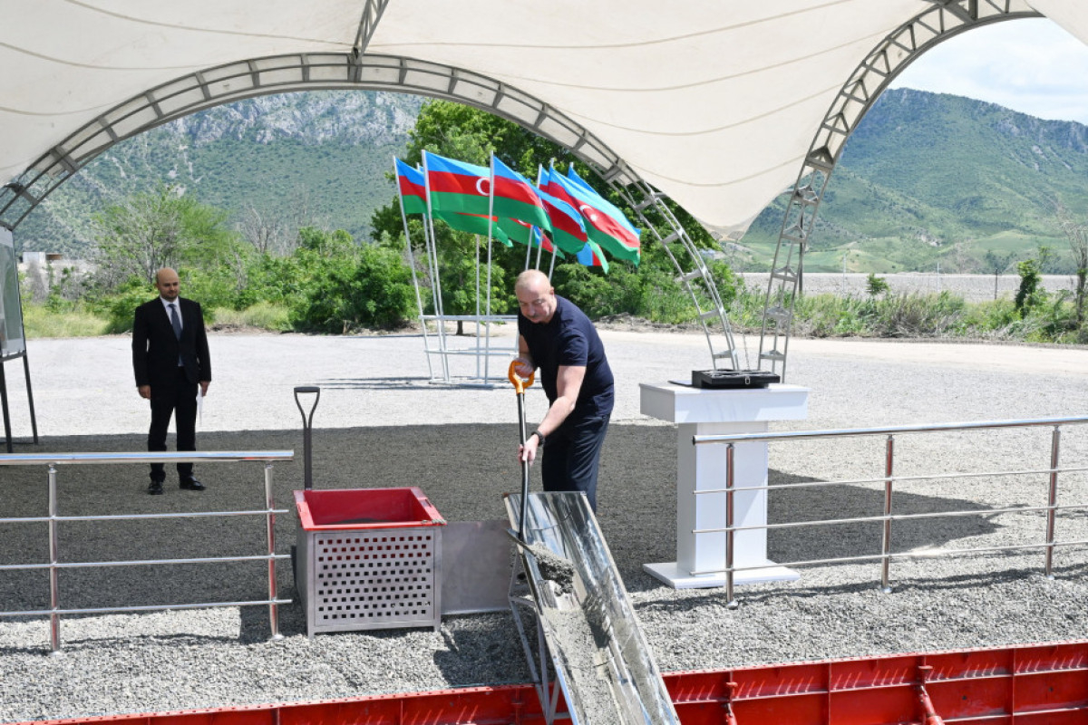Le président Ilham Aliyev pose la première pierre du bourg de Mindjivan de la région de Zenguilan