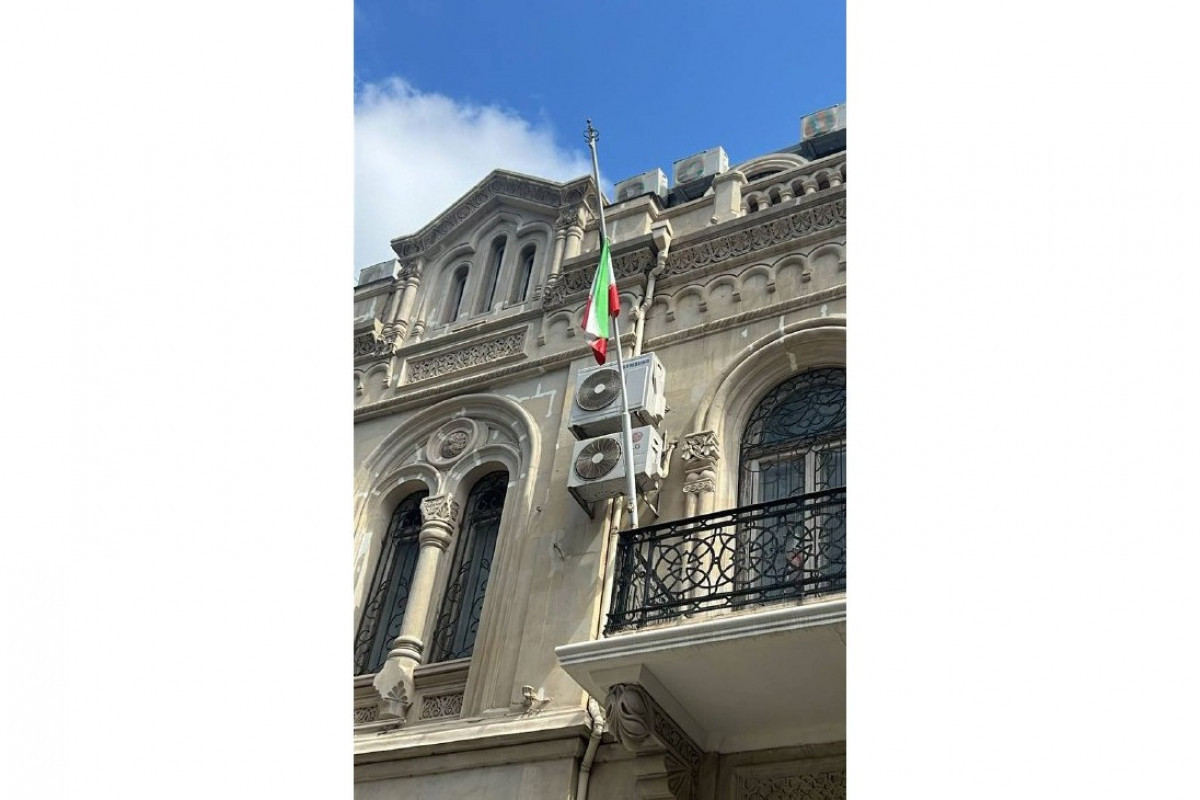 Le drapeau mis en berne à l`ambassade iranienne en Azerbaïdjan