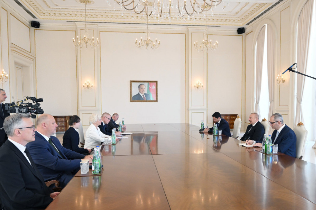 Le président Ilham Aliyev reçoit une délégation conduite par la présidente du parlement letton