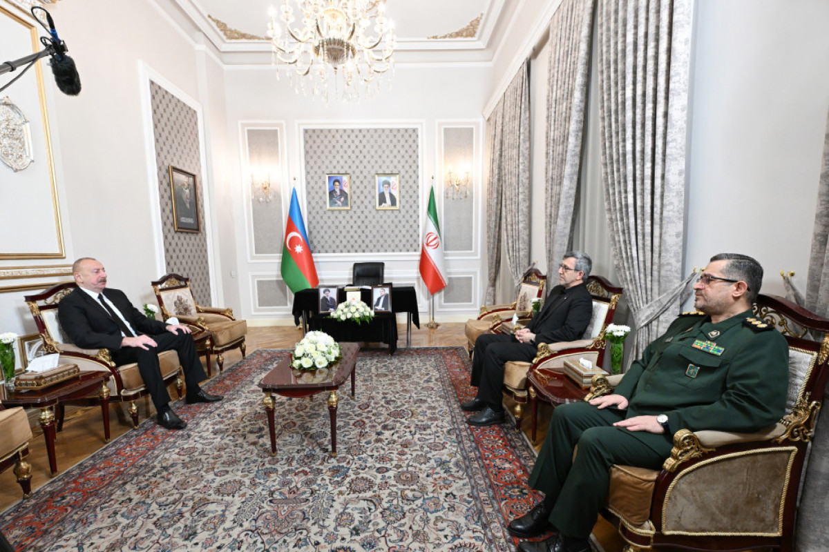 Le président azerbaïdjanais visite l’ambassade d'Iran à Bakou et présente ses condoléances