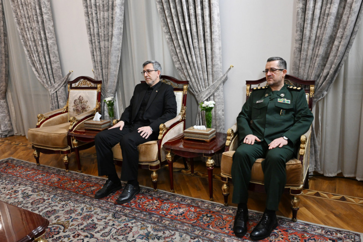 Le président azerbaïdjanais visite l’ambassade d'Iran à Bakou et présente ses condoléances