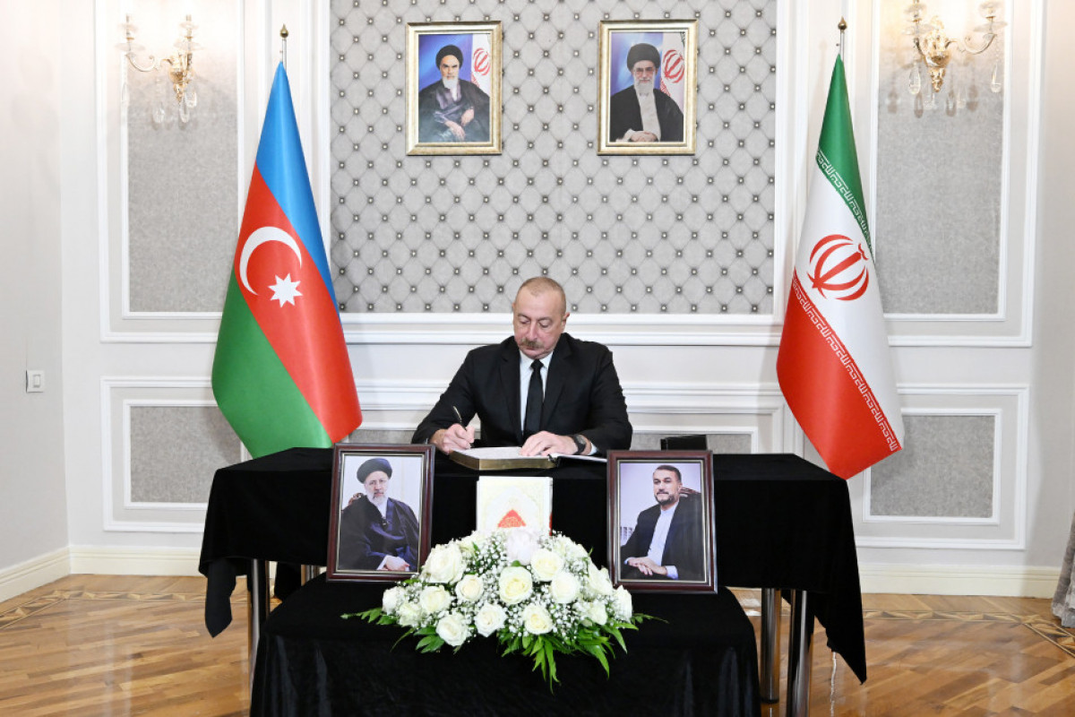 Le président azerbaïdjanais visite l’ambassade d`Iran à Bakou et présente ses condoléances
