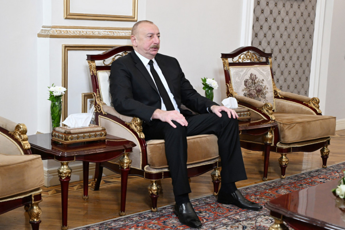 Le président azerbaïdjanais visite l’ambassade d'Iran à Bakou et présente ses condoléances
