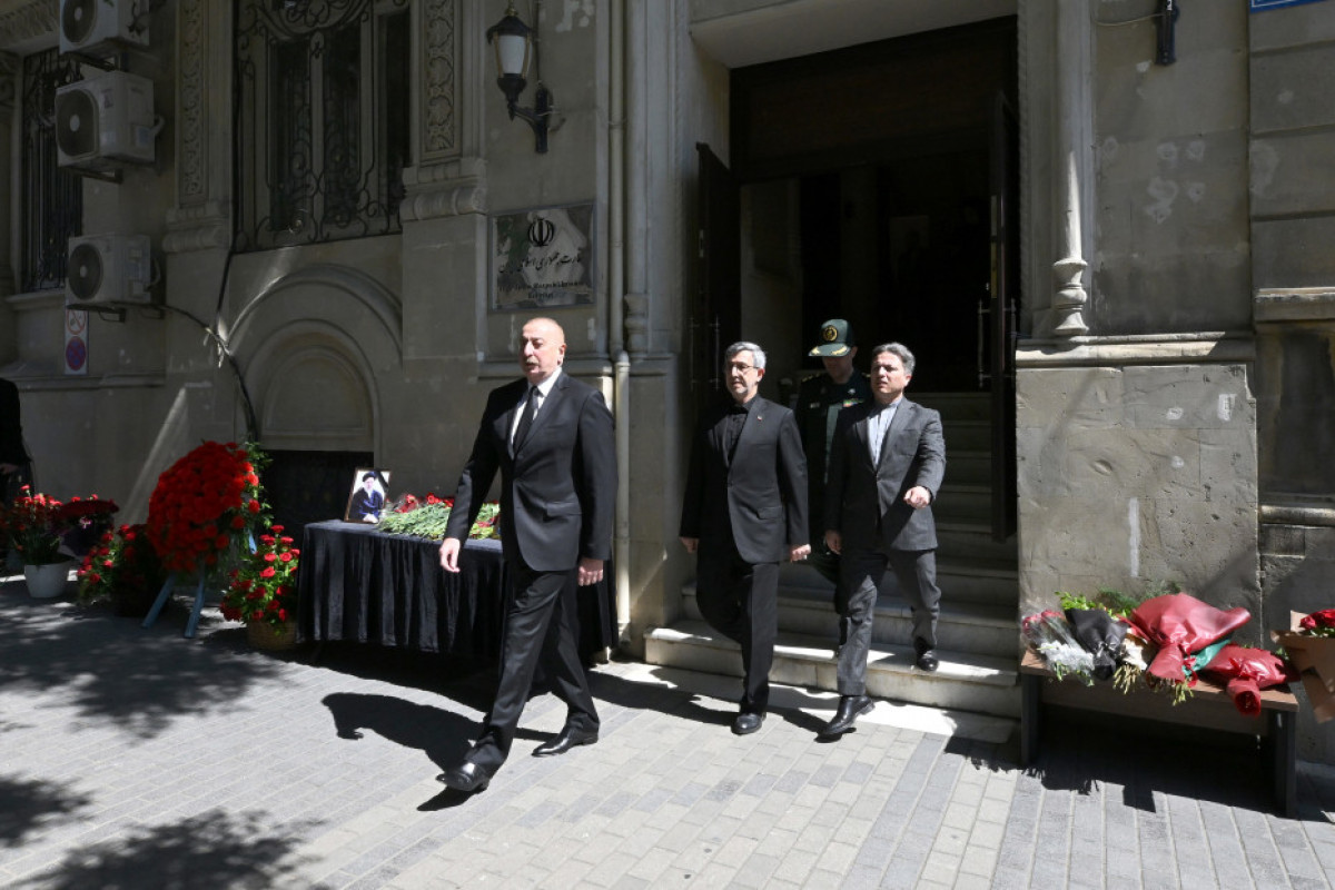 Le président azerbaïdjanais visite l’ambassade d'Iran à Bakou et présente ses condoléances