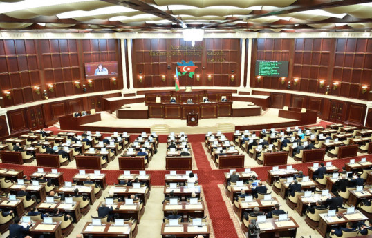 Une minute de silence observée au Parlement azerbaïdjanais lié à la commemoration du président iranien