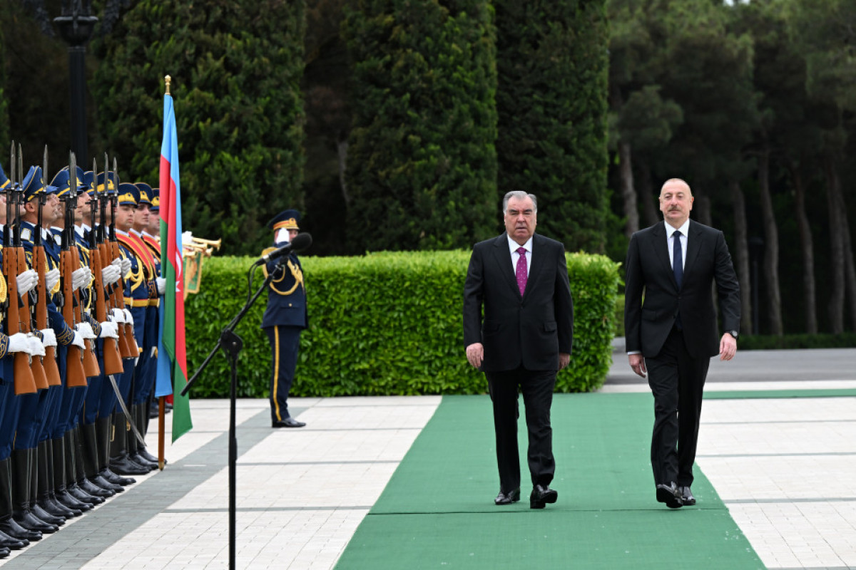 Cérémonie d'accueil officiel du président tadjik Emomali Rahmon - Photo 