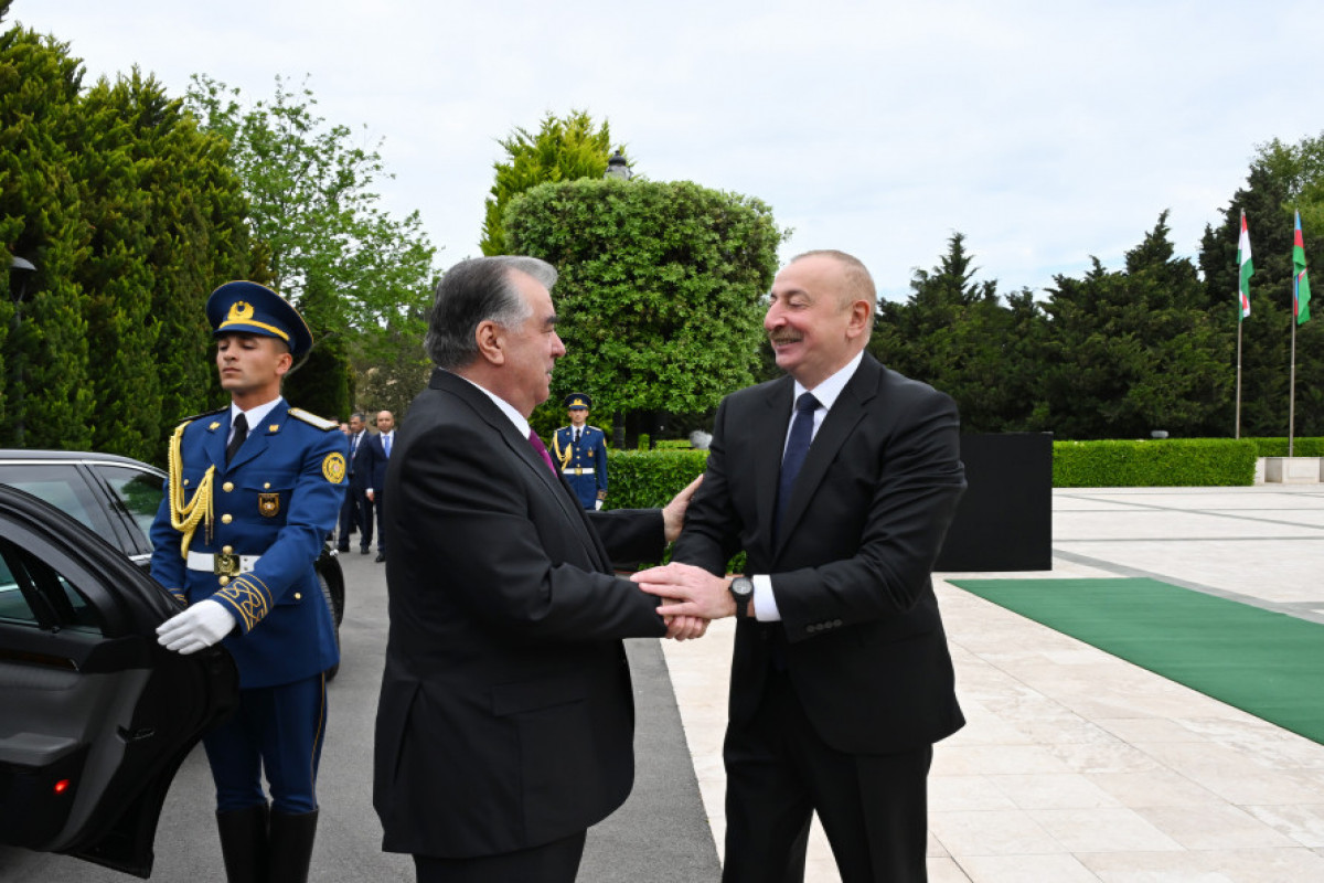 Cérémonie d'accueil officiel du président tadjik Emomali Rahmon - Photo 