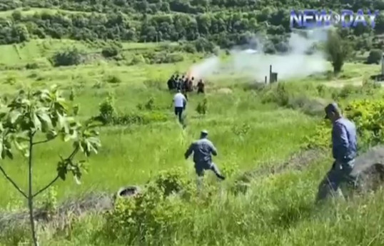 Les Arméniens brûlent des bâtiments en quittant leurs villages à Gazakh - Vidéo 